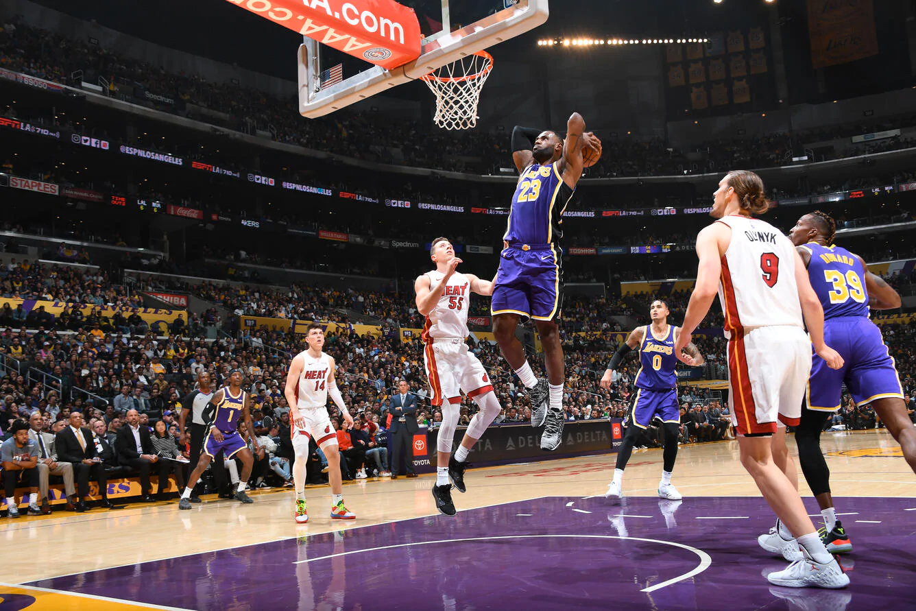 Lakers Win Streak at 7 With Win Over Heat