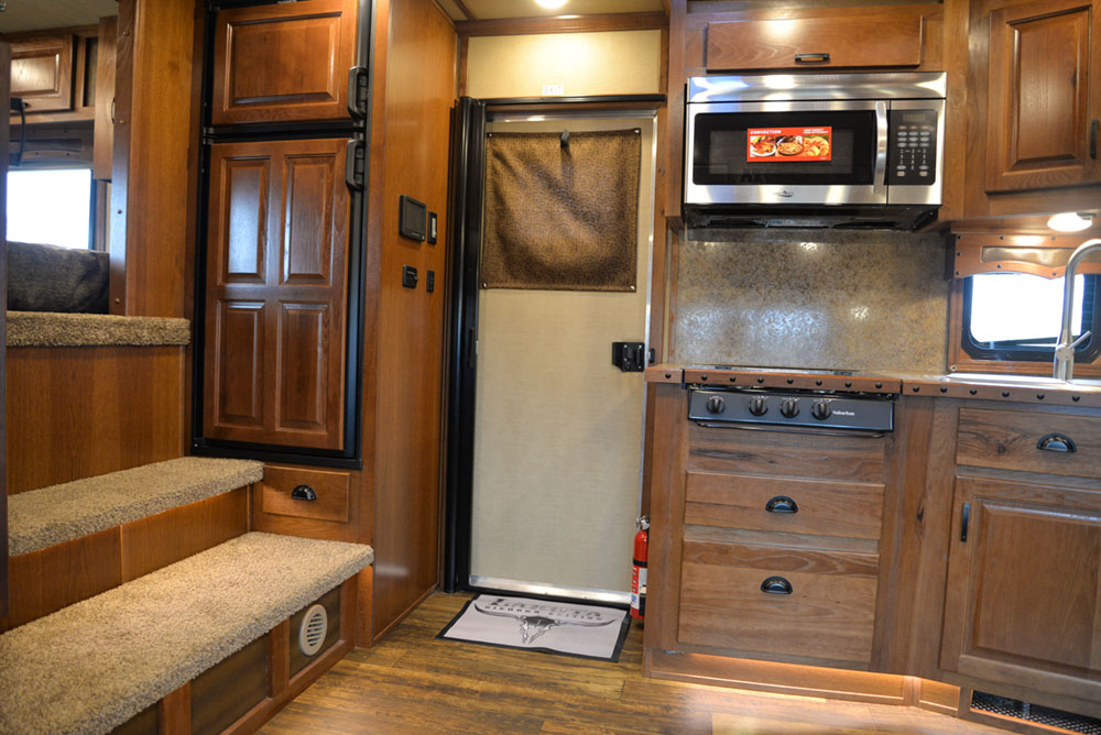 America's 1 Sold Living Quarters Horse Trailer Lakota Horse Trailers