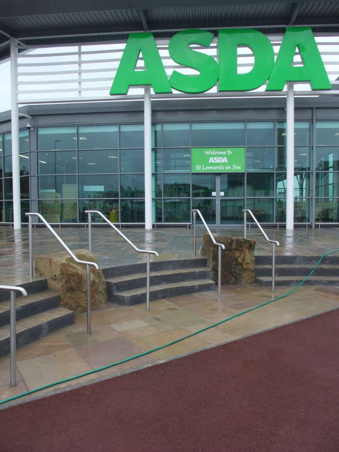 WEALDEN SUSSEX SANDSTONE FEATURE STONES ASDA ST. LEONARDS, EAST SUSSEX. STONE PROJECTS