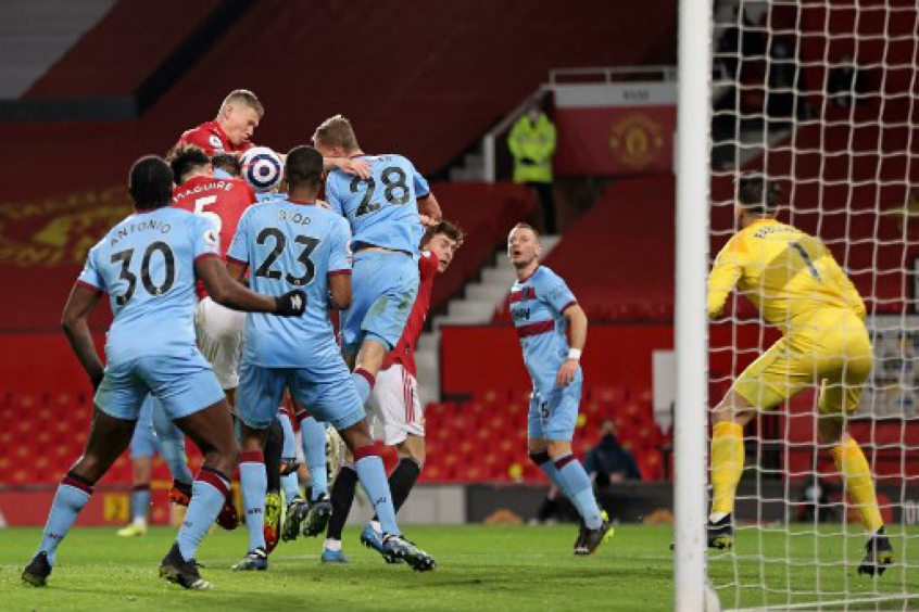 Com gol contra, Manchester United vence o West Ham pelo Inglês LANCE!