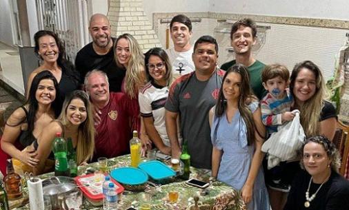 Adriano termina com namorada após conhecer família dela em churrasco