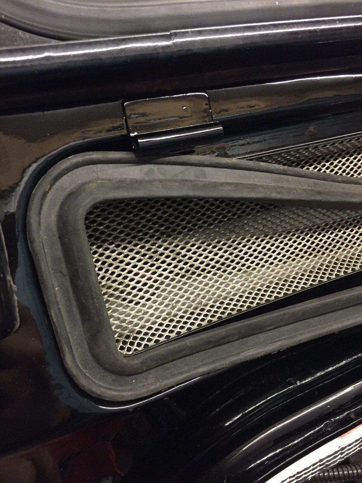 MUC4299 For Land Rover Series 3 & Defender Rubber Bulkhead Vent Rubber