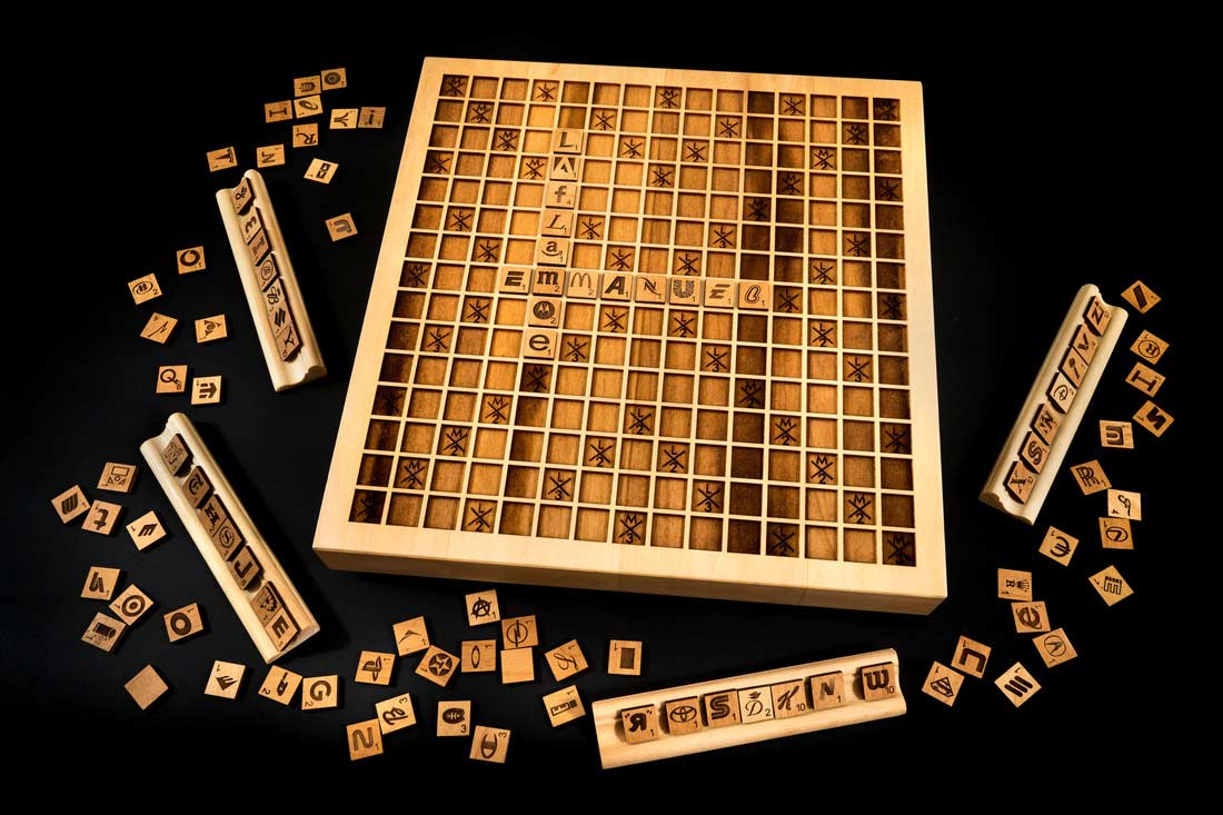 HolzScrabble mit Buchstaben aus Markenlogos