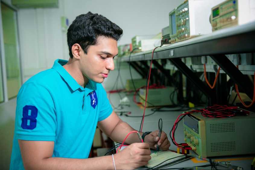 SLIIT Department of Electrical and Electronic Engineering provides