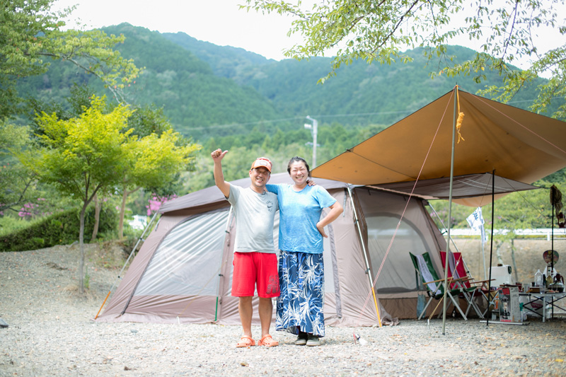 仲良し夫婦が選ぶ居住性抜群のテントファクトリーのテント