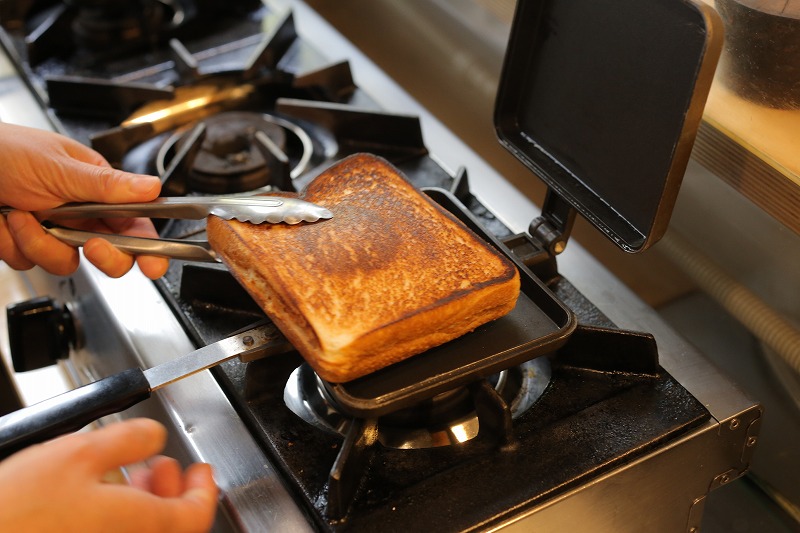 ホットサンドメーカーのレシピが満載！「ホットサンドメーカーにはさんで焼くだけレシピ」で山小屋バルを楽しもう キャンプ情報メディア