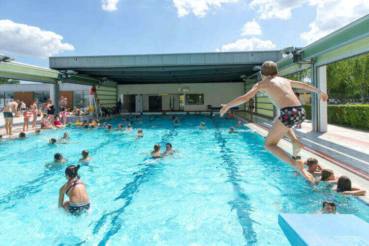 Piscine couverte chauffée Camping 4 étoiles La Plaine Tonique Ain