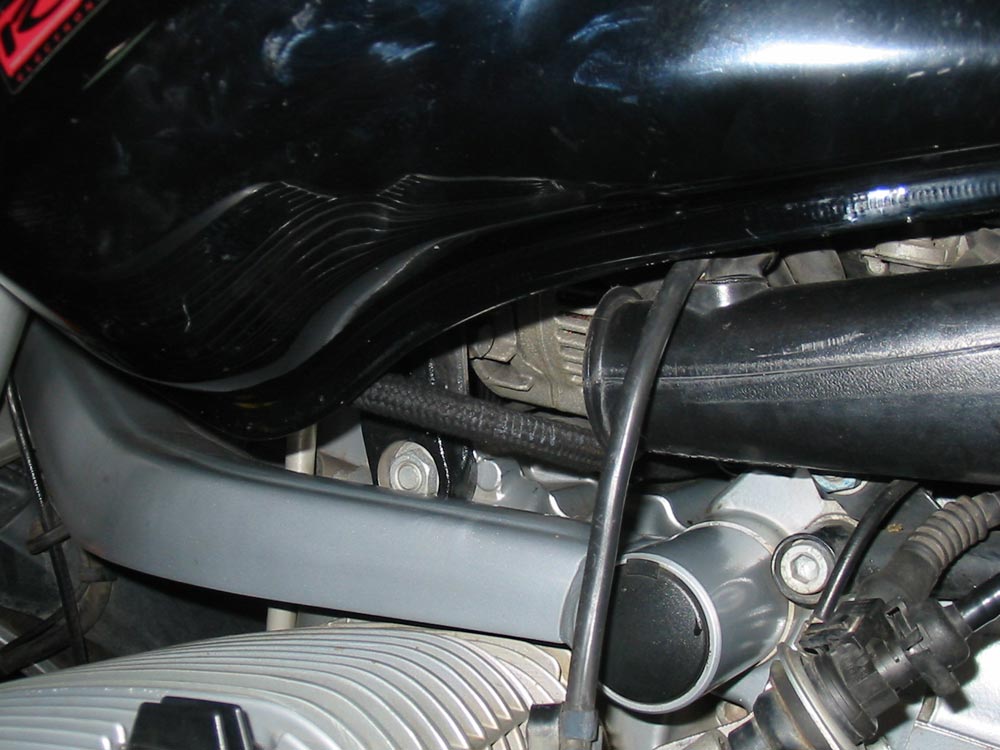 Crossover tube on R11xx fuel tank