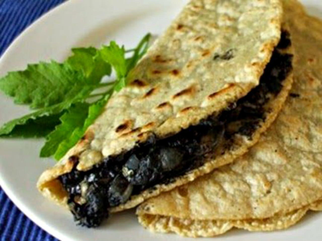 ¡Receta fácil de huitlacoche en quesadillas! La Ruta de la Garnacha