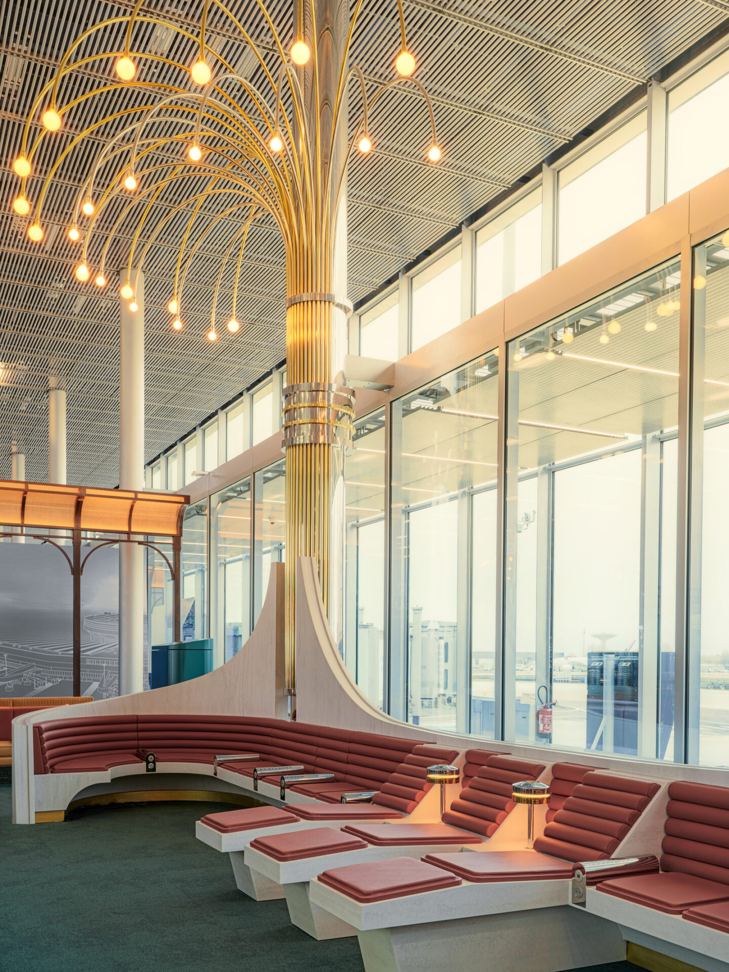 Salle d’embarquement charles de Gaulle terminal 1 Liautard and the Queen