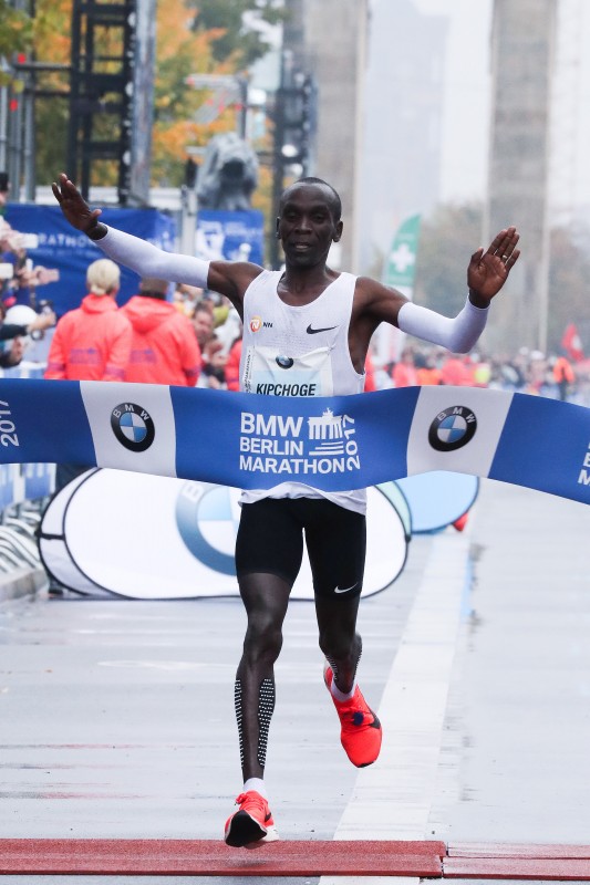 Eliud Kipchoge gewinnt BMW BERLINMARATHON LAUFZEIT Einfach Besser
