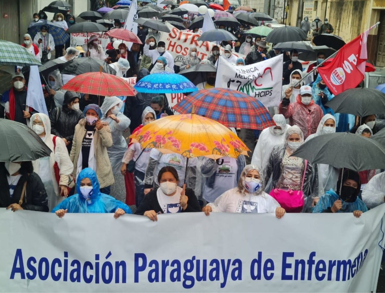 Enfermeros recuerdan su día en medio de reclamos y compañeros