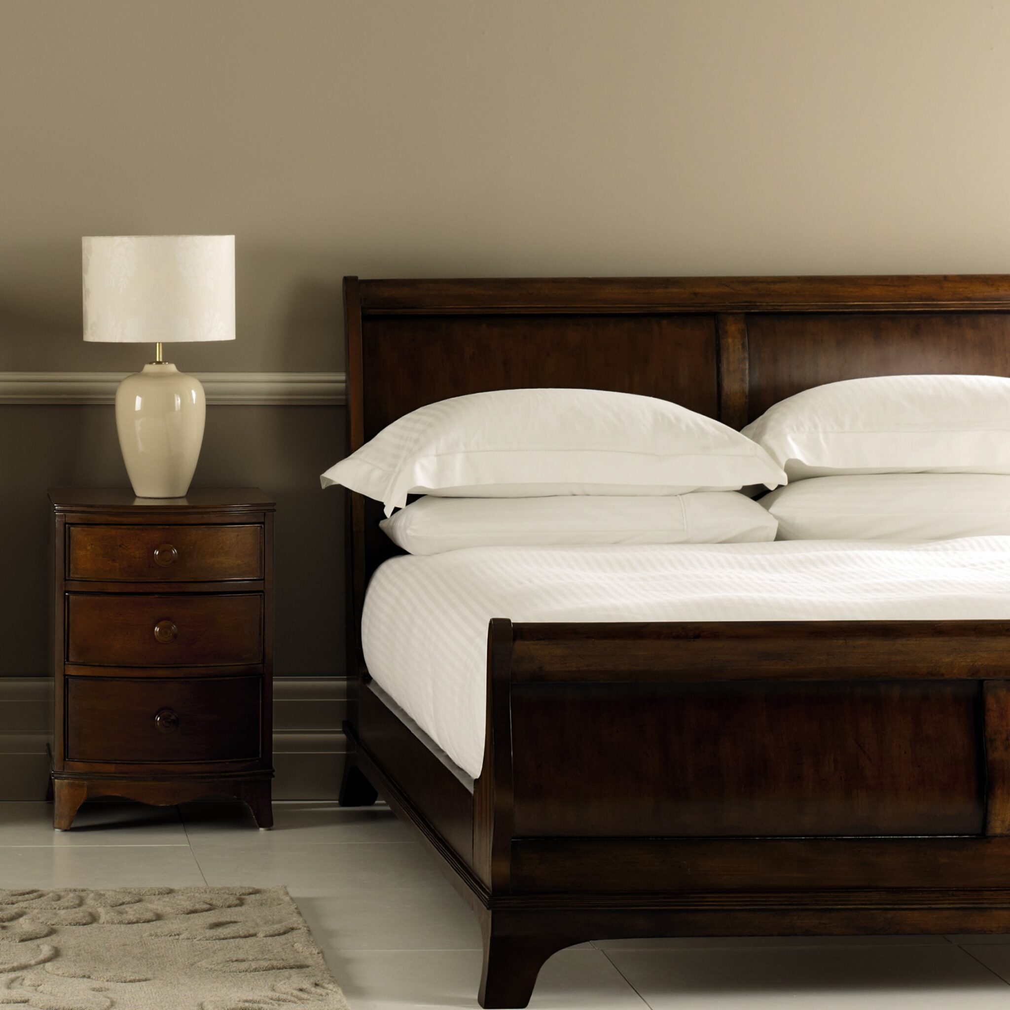 Broughton, nattbord sidebord i mørkt tre Laura Ashley