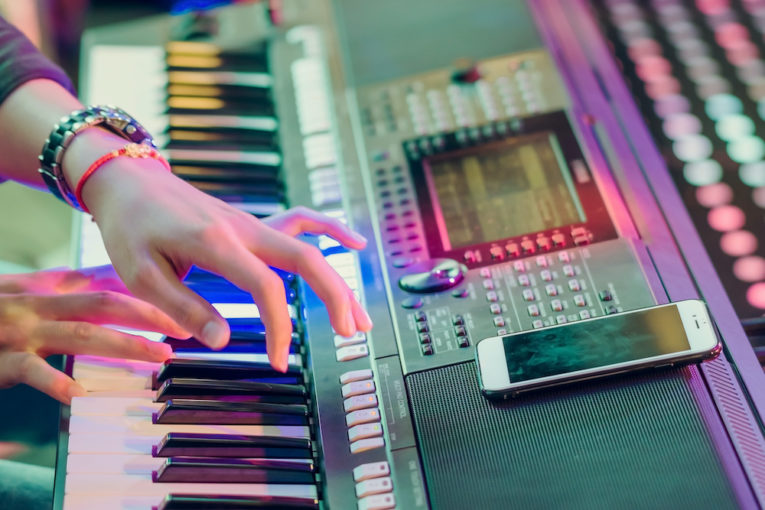 How To Use a MIDI Keyboard Lauras MIDI Heaven