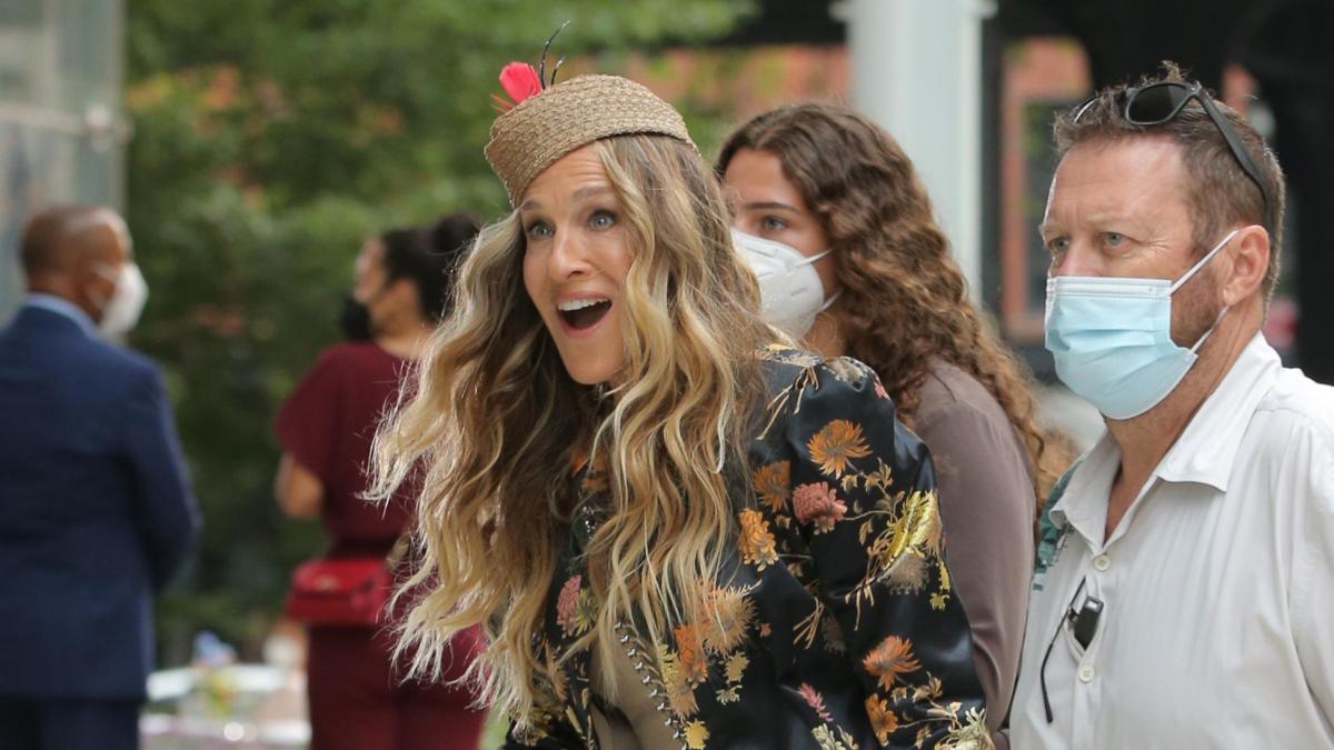 Carrie Bradshaw versiona su prenda más icónica en 'And Just Like That…'