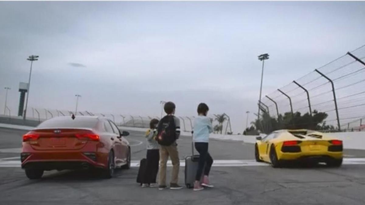 Kia Forte versus Aventador, una comparativa de