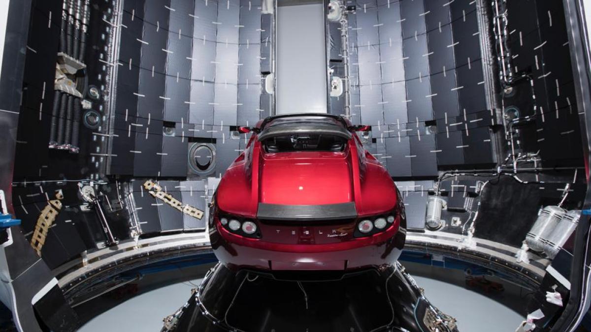 Elon Musk envía un coche Tesla al espacio con el Falcon Heavy