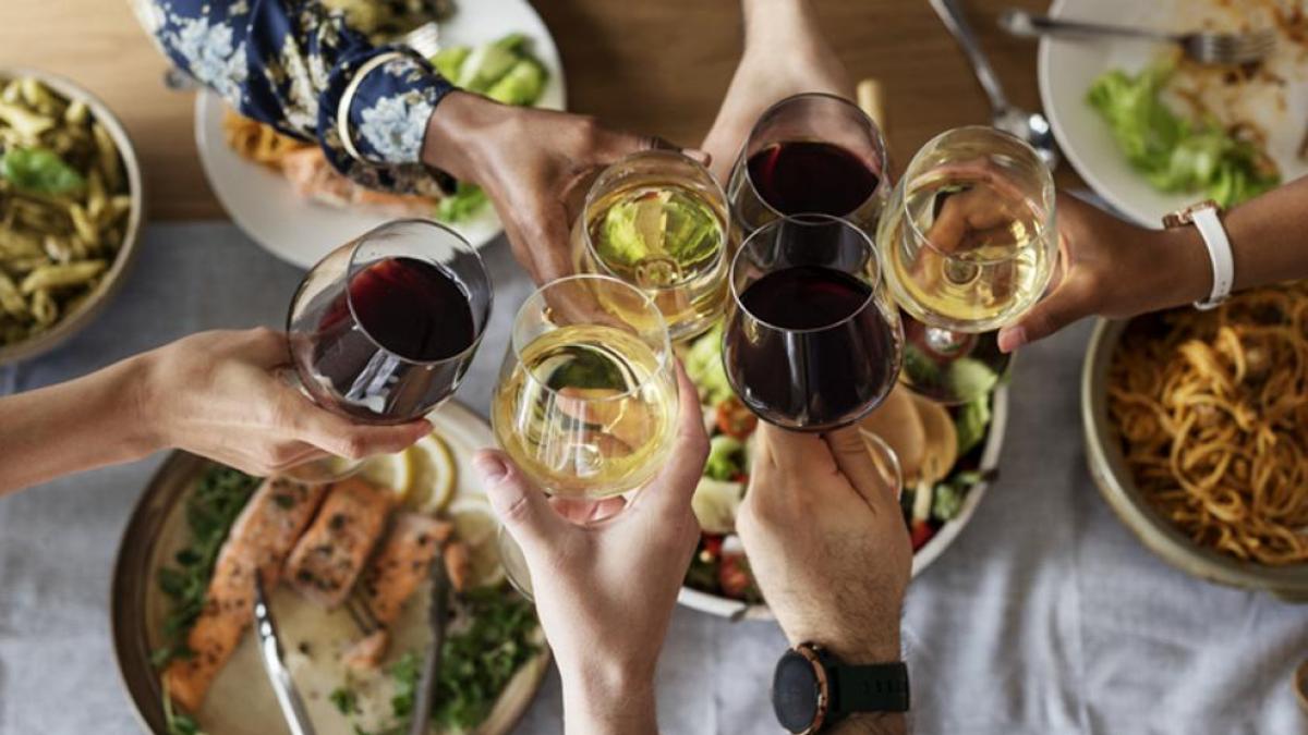 ¿Qué tiene más calorías el vino blanco o el vino tinto?