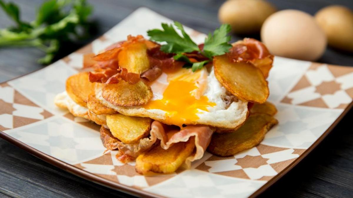 Recetas Huevos rotos con jamón y patatas al horno crujientes