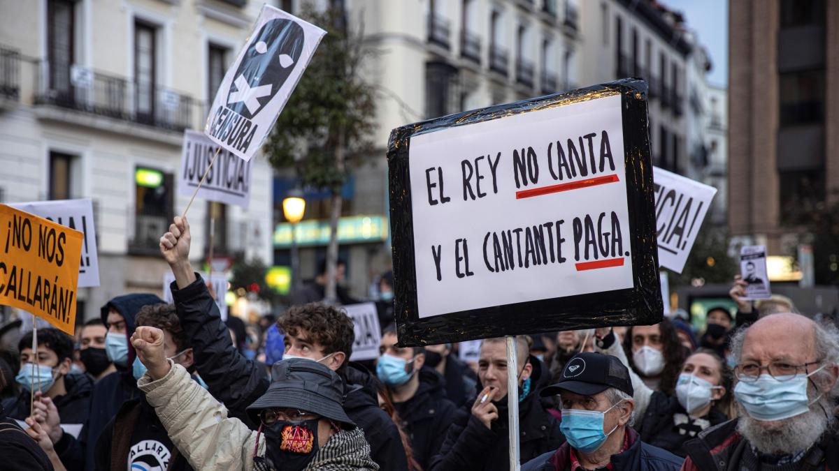 Agentes de la policía nacional han detenido este martes por la mañana en lleida al joven rapero pablo hasél por apología del terrorismo, según han informado fuentes de este cuerpo policial. Almodóvar y Serrat piden la libertad de Pablo Hasel, junto ...