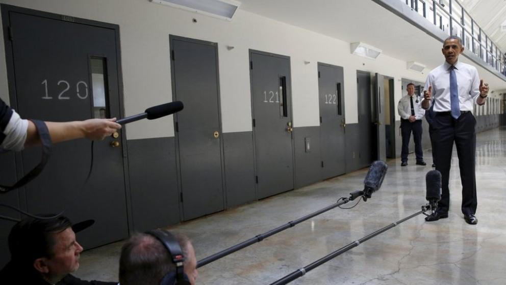 EE.UU. liberará a 6.000 presos para disminuir la sobrepoblación en las