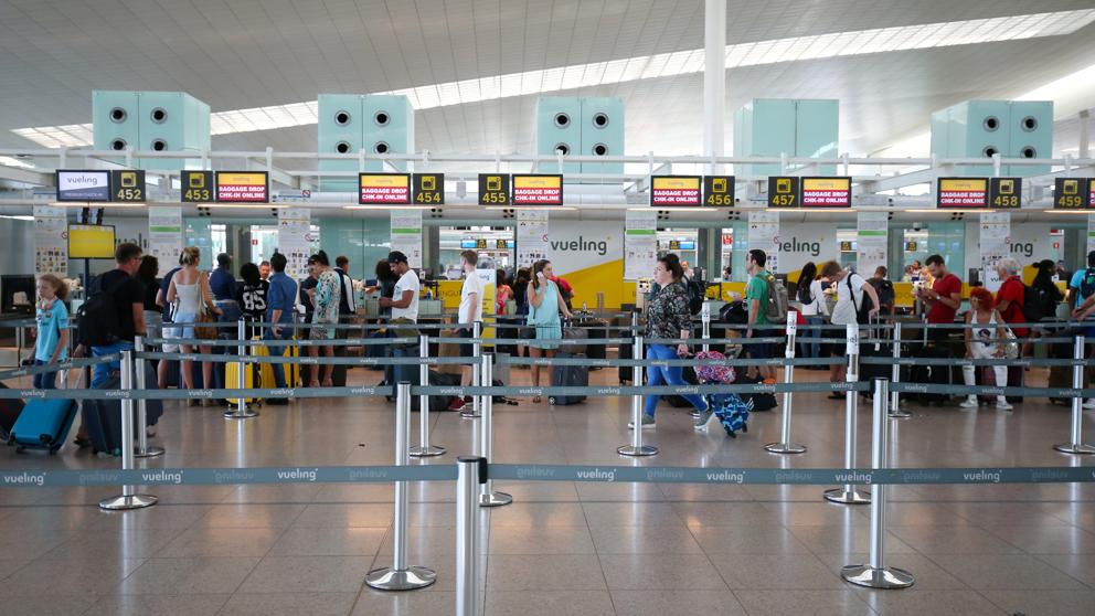 El aeropuerto de Barcelona sigue a ritmo de récord y supera los 27
