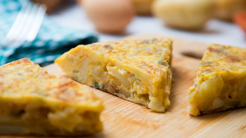 Tortilla de patatas con cebolla cómo hacer la receta tradicional española
