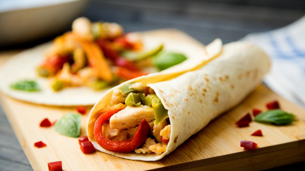 Receta de fajitas de pollo y verduras para preparar con los niños