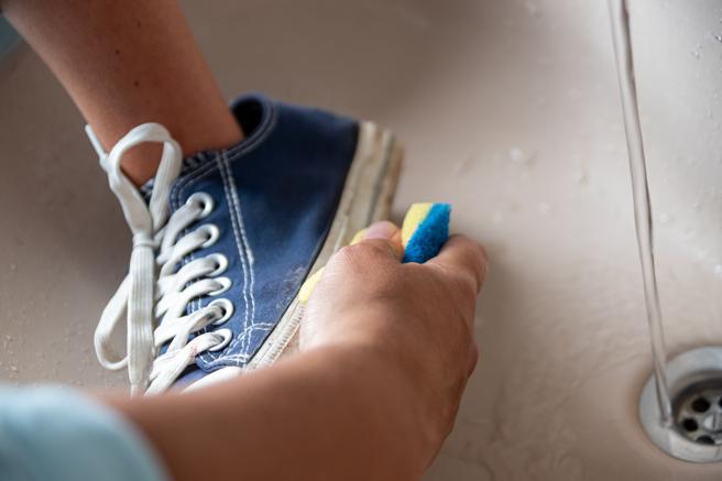 Web retire las plantillas y los cordones de sus vans, luego lave sus zapatos a mano con agua tibia y una pequeña cantidad de detergente suave. Web para limpiar de forma correcta unas zapatillas nike flyknit o de materiales como el tejido knit o la malla, prepara una solución suave de agua con jabón que no contenga. Cómo cuidar y limpiar tu calzado sin provocar ningún estropicio