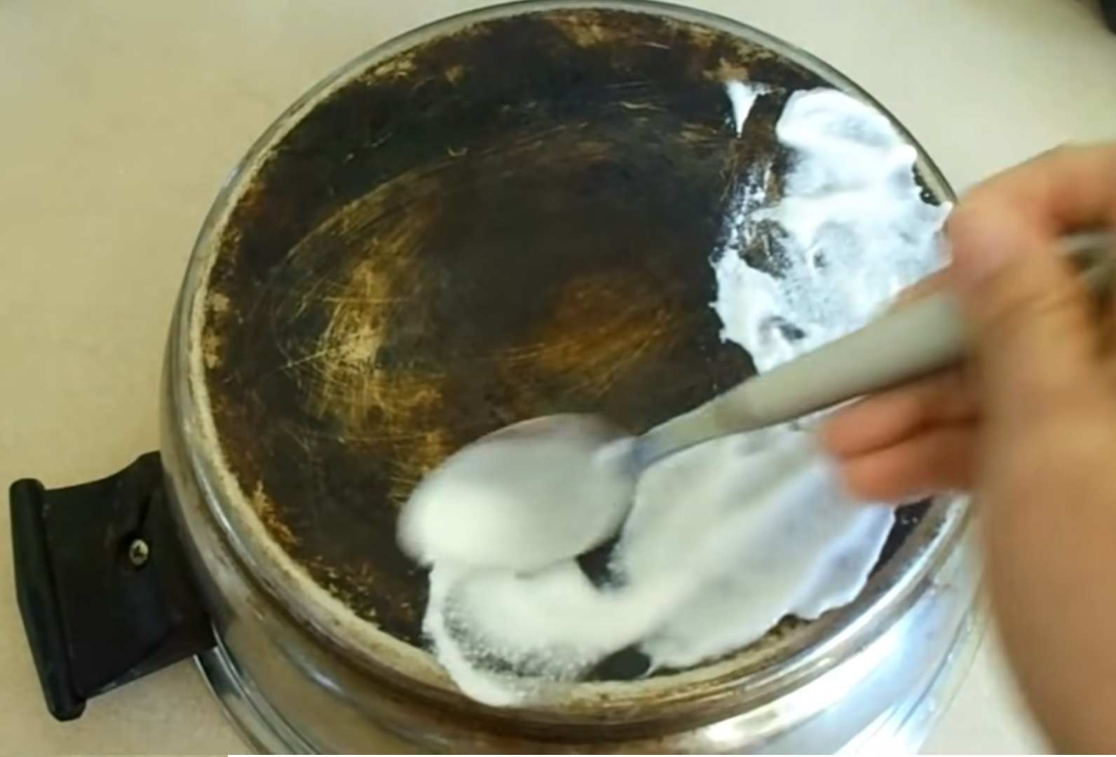 El mejor truco para que tus ollas quemadas luzcan como nuevas