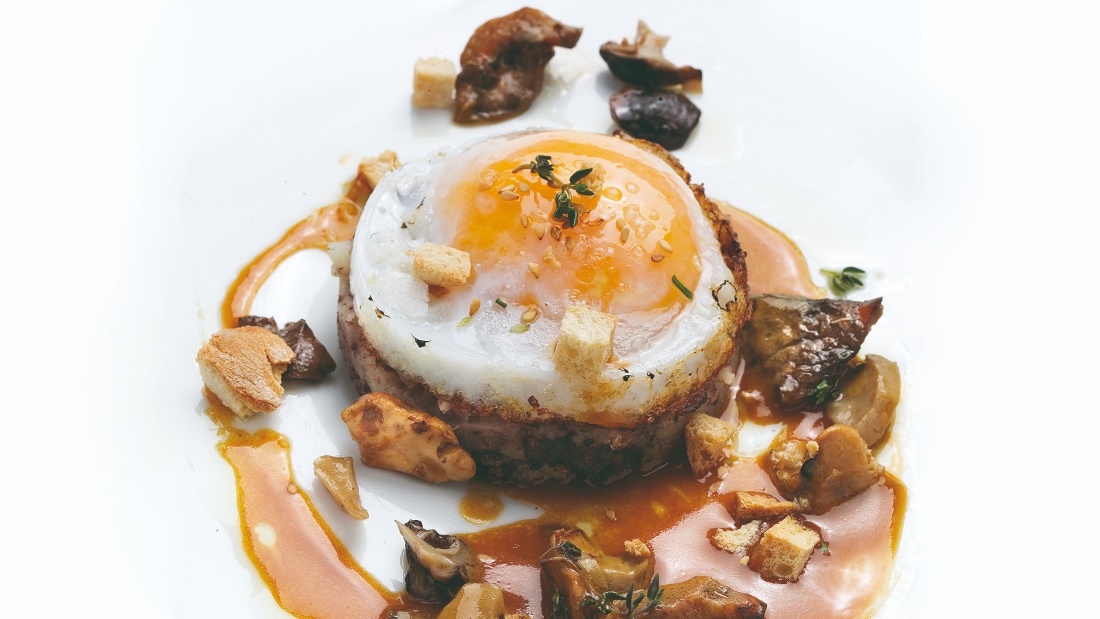 Huevo de pato con setas y tocino ahumado