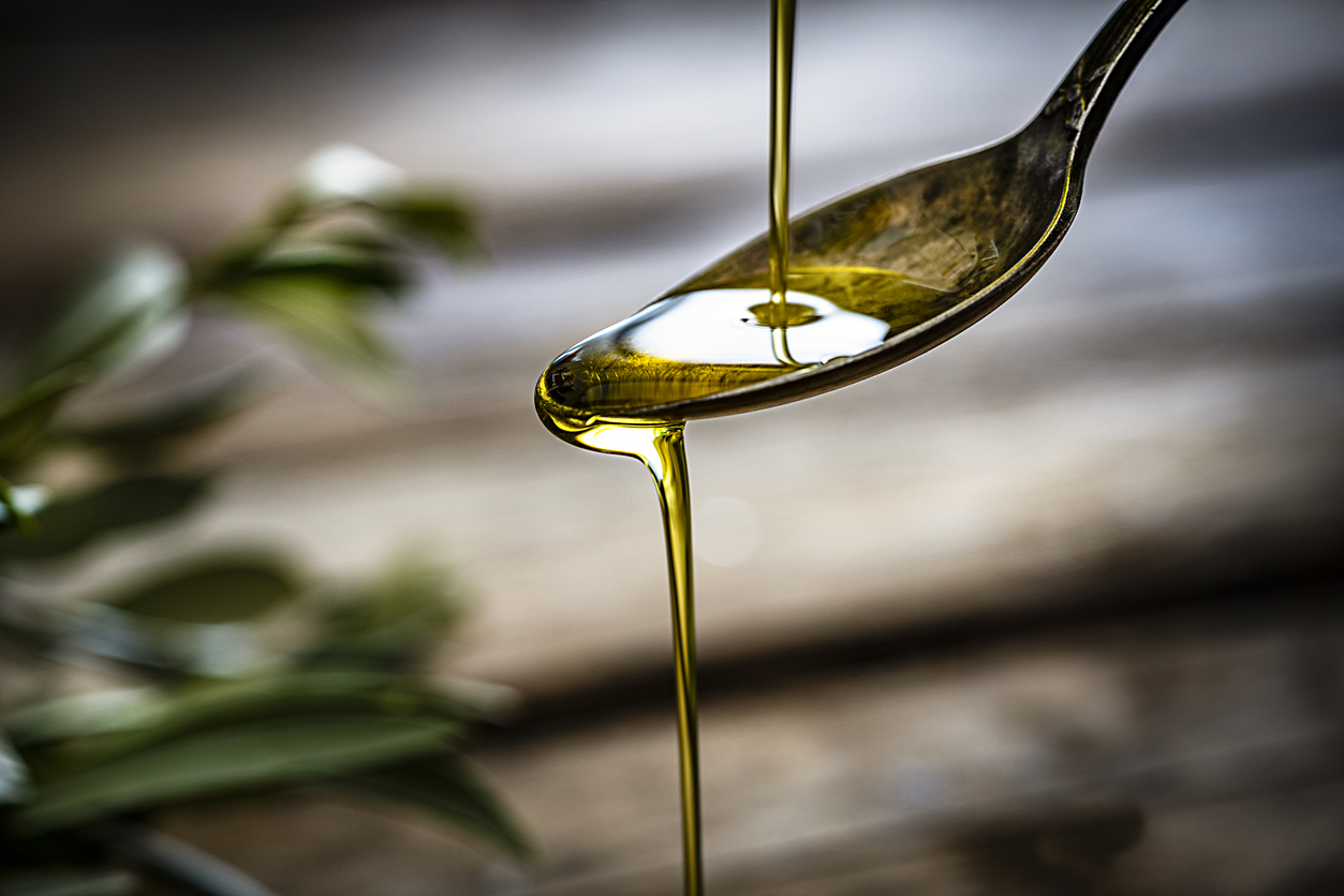 ¿Es beneficioso tomar una cucharada de aceite de oliva por la mañana en