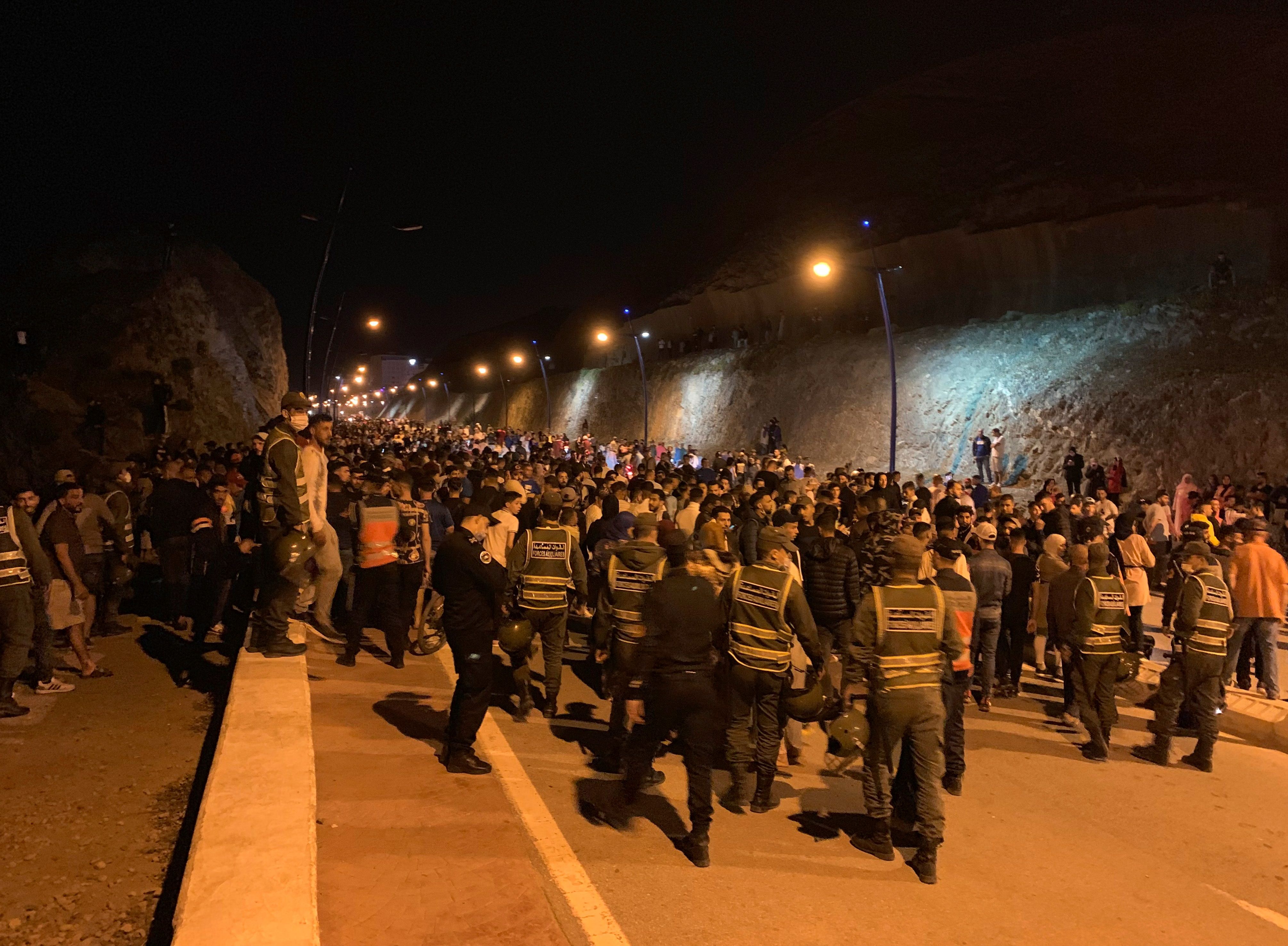 El Ejército toma Ceuta tras la llegada sin precedentes de inmigrantes