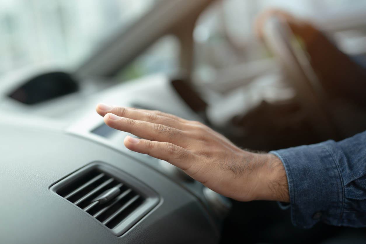 ¿Por qué el aire acondicionado del coche no enfría bien?
