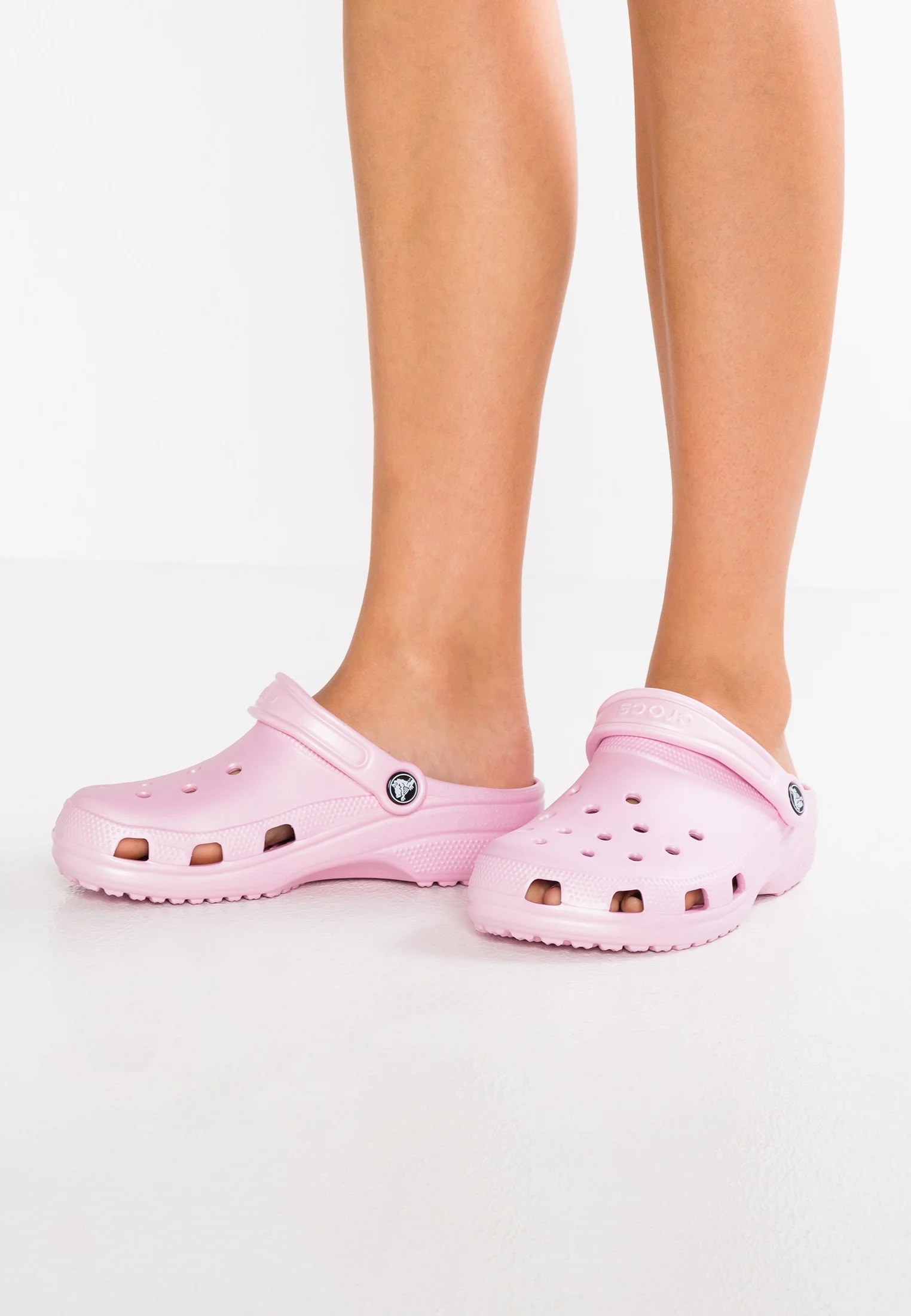 Crocs Classic 35 colores y una sujeción trasera para dar esquinazo a