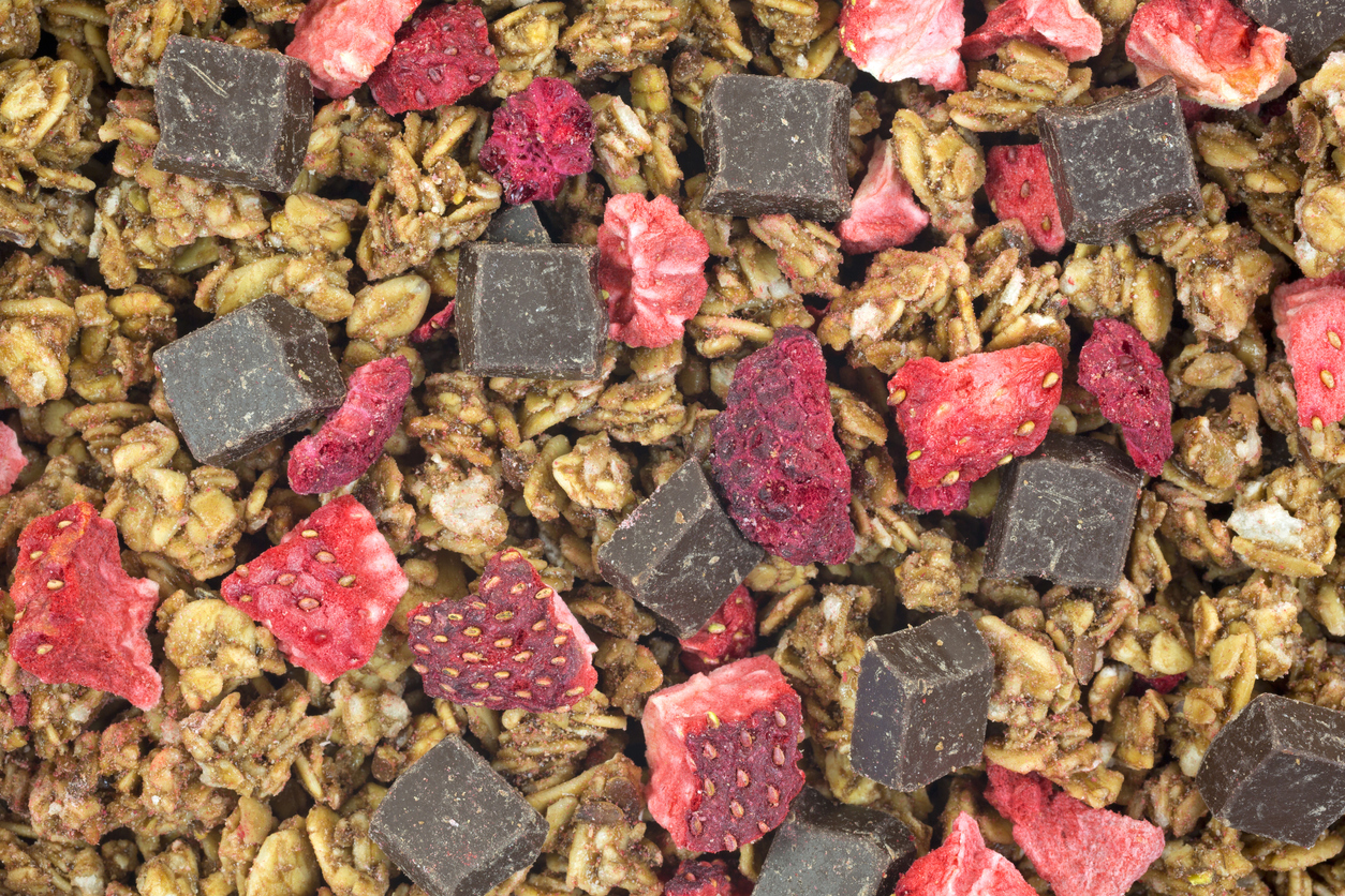 Muesli crujiente con chocolate y frutas para un desayuno completo