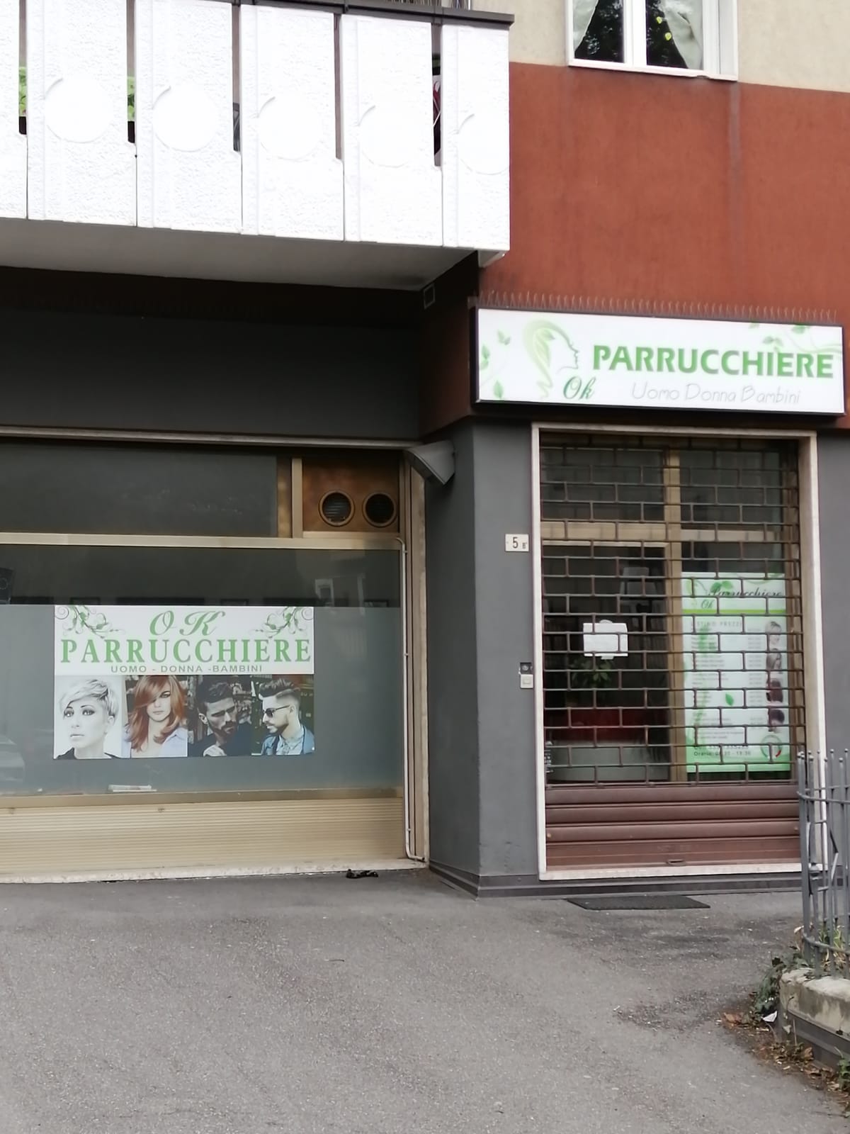 "Non si tagliano più i capelli da noi" saracinesca chiusa