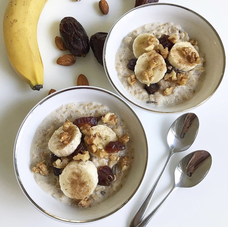 Porridge con latte di mandorla, datteri, banane, noci e cannella