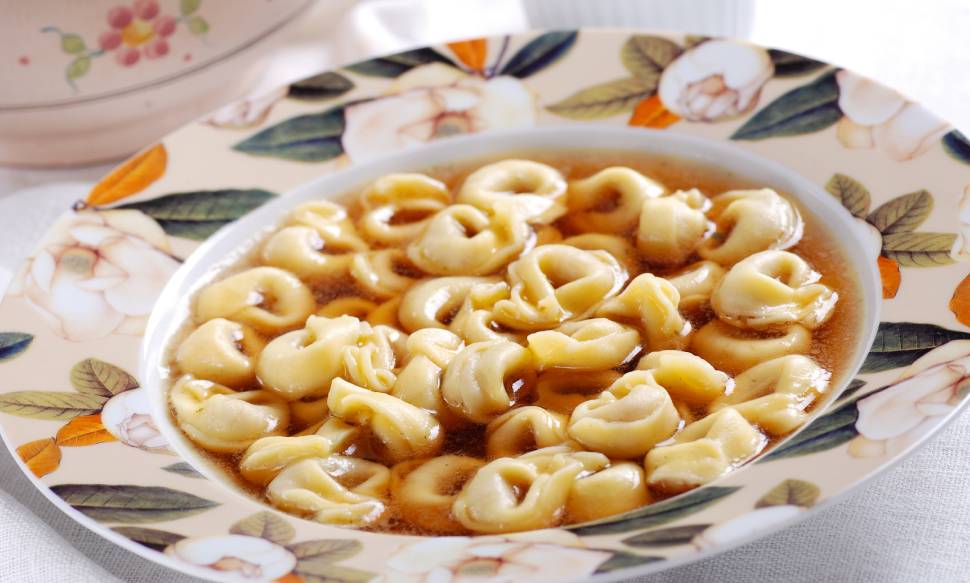 Cappelletti, la ricetta tradizionale della pasta con il brodo LEITV