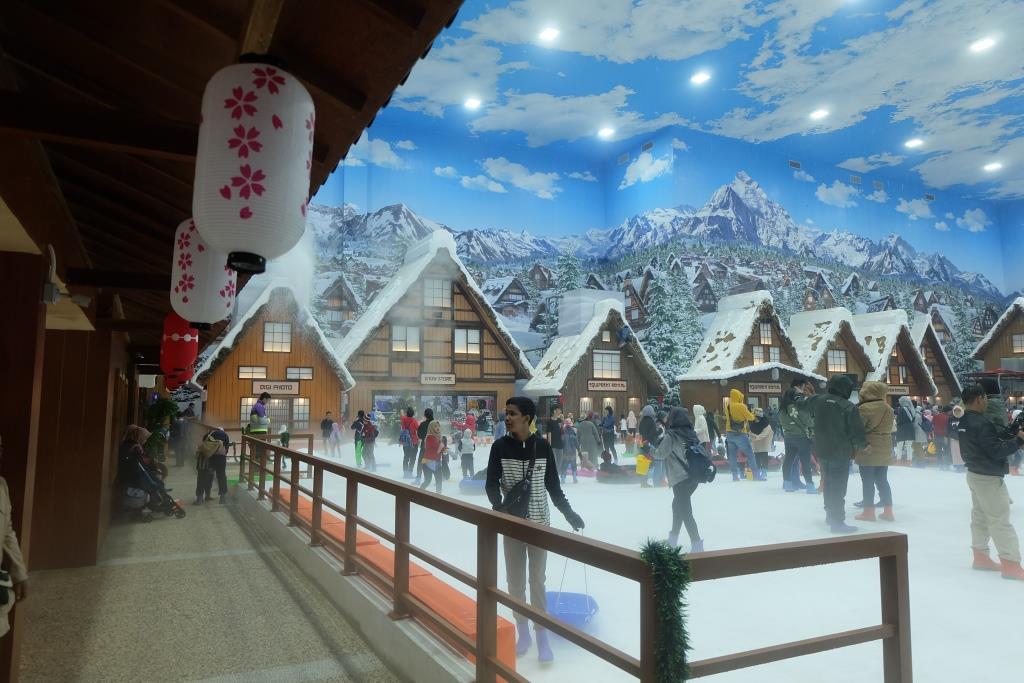 Main Salju di Trans Snow World Bintaro — Travel Diary of