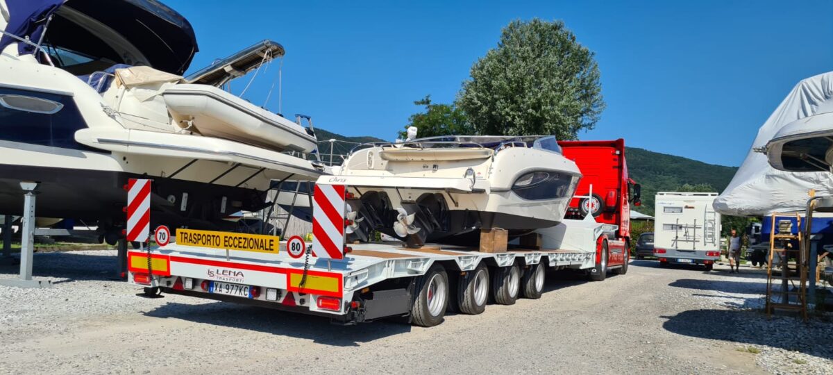 Trasporto eccezionale con collo d'oca di imbarcazioni
