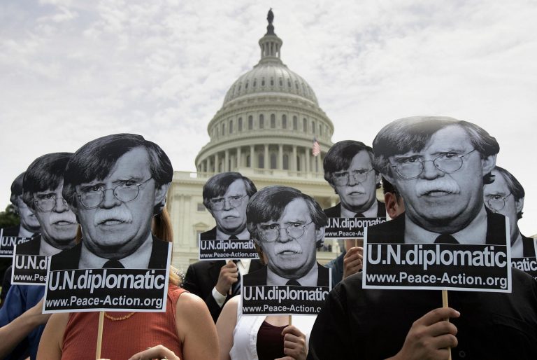 Nous savons où vivent vos enfants » Comment John Bolton a menacé un fonctionnaire