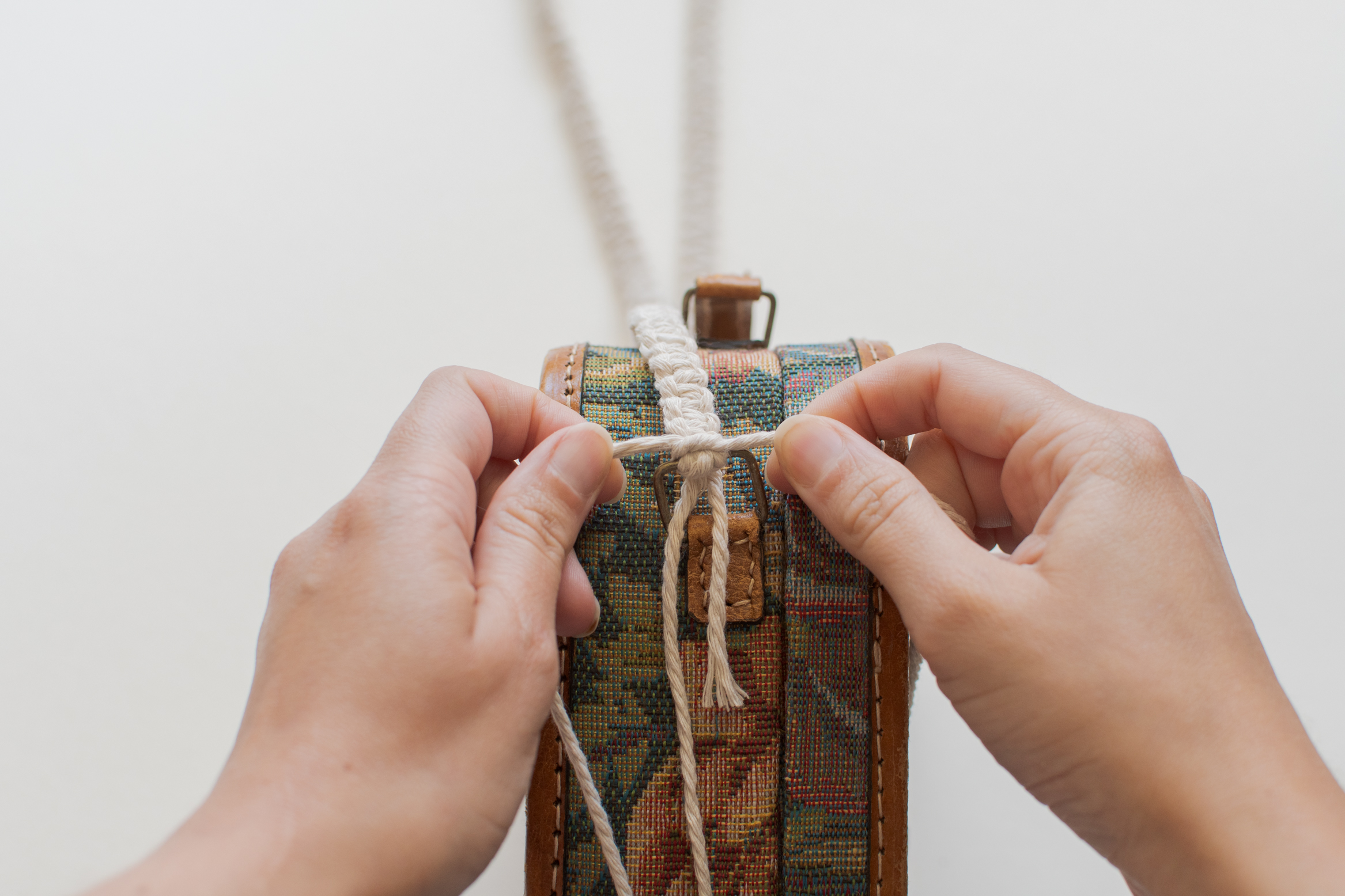 RÉPARER L'ANSE D'UN SAC GRÂCE AU MACRAMÉ Les yeux en amande