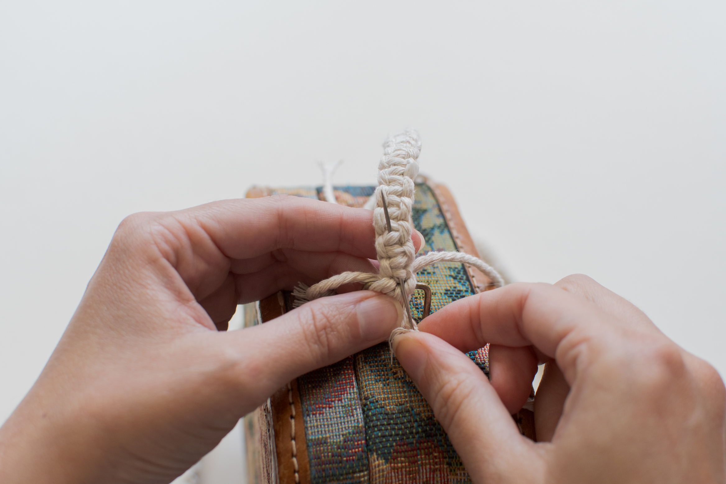 RÉPARER L'ANSE D'UN SAC GRÂCE AU MACRAMÉ Les yeux en amande