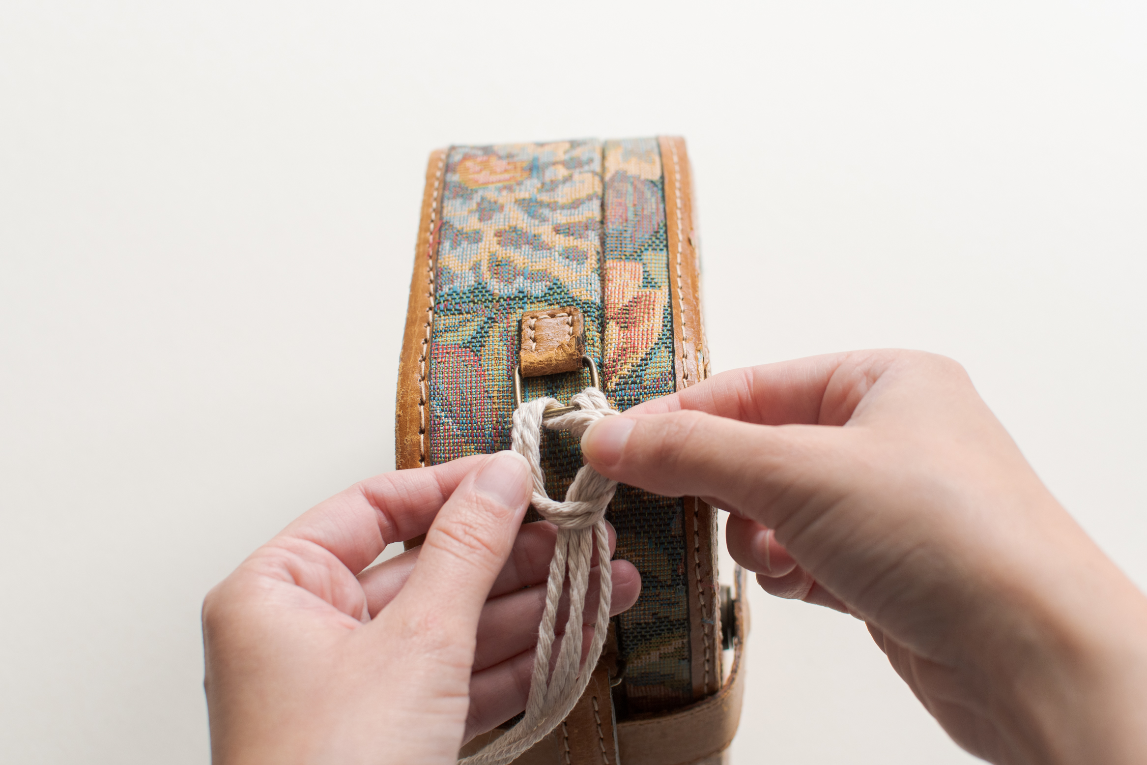 RÉPARER L'ANSE D'UN SAC GRÂCE AU MACRAMÉ Les yeux en amande