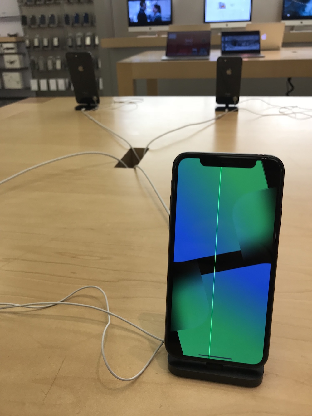 Problém se zeleným pruhem na displeji trápí i iPhony X v Apple Storu