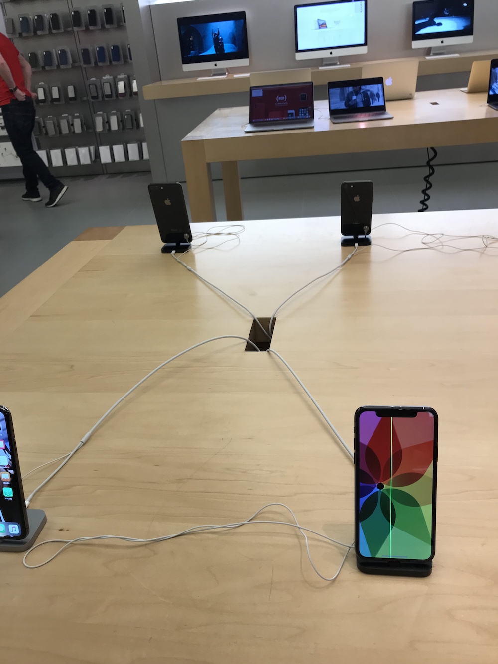 Problém se zeleným pruhem na displeji trápí i iPhony X v Apple Storu