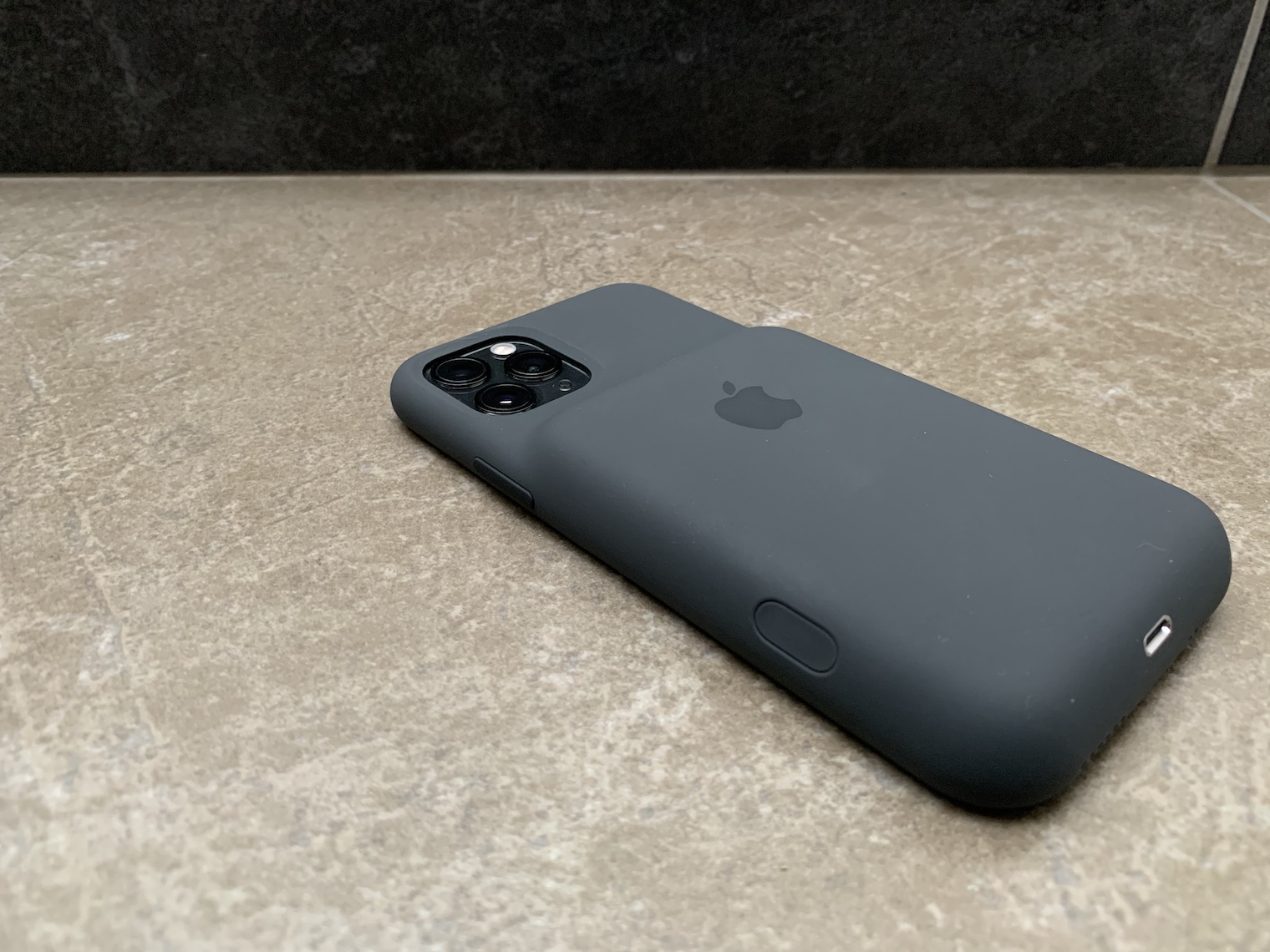 Recenze Smart Battery Case pro iPhone 11 Pro znovu a lépe! Letem