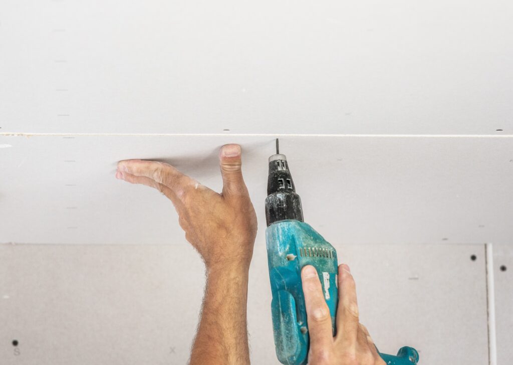 Fixing plasterboard to a stud wall