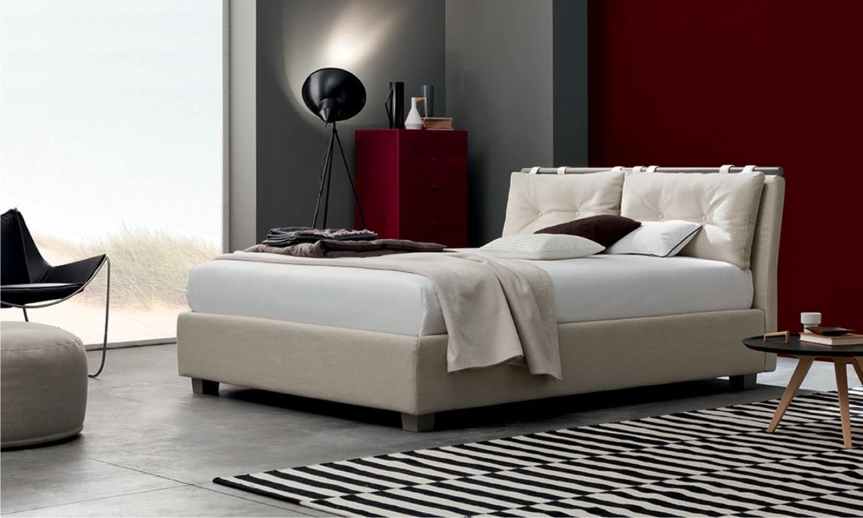 Vendo testata letto in doghe con rivestimento in tessuto imbottito., completa anche di giroletto e con trapunta coordinata. Letto Imbottito Con Testiera A Cuscini Spencer